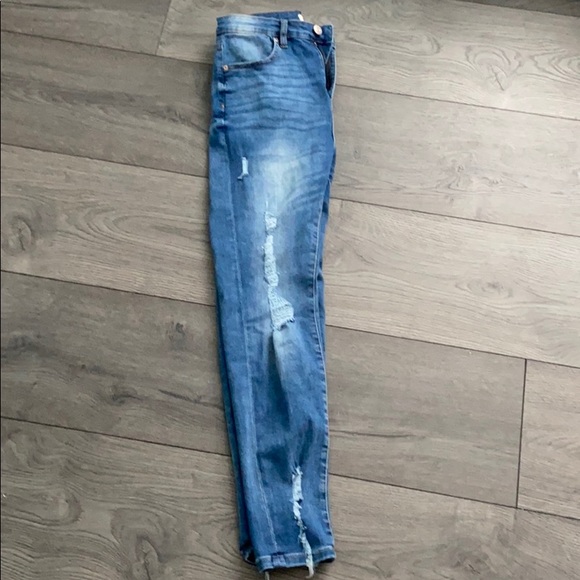 Dark washed blue ripped jeans! ๐ - Picture 2 of 3